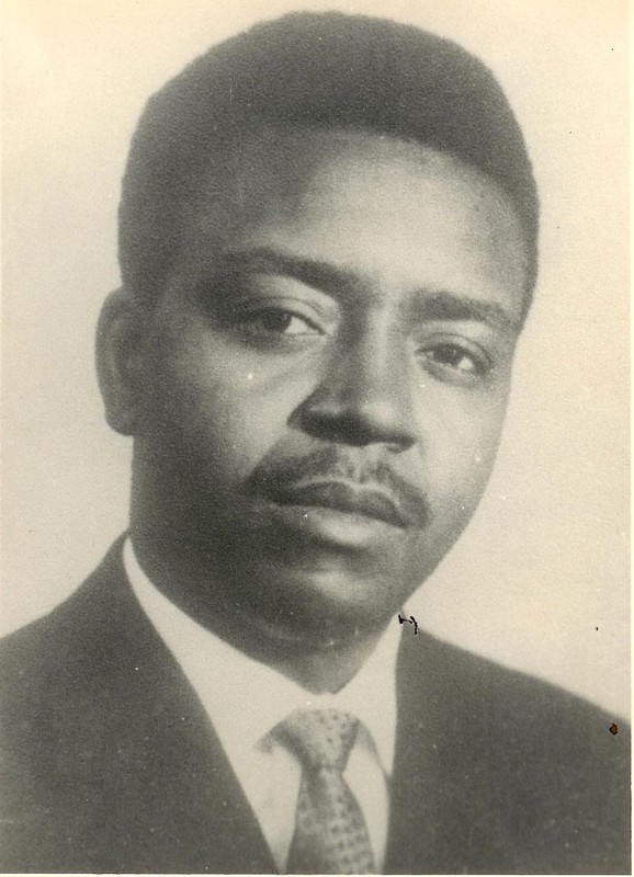 Il y a des hommes que l’Histoire officielle préfère enterrer deux fois : une première fois par la mort, une seconde fois par l’oubli. Félix Roland Moumié est de ceux-là. Pourtant, son nom devrait résonner avec autant de force que ceux de Lumumba, Sankara ou Cabral. Médecin de formation, révolutionnaire par conscience, Moumié a été la cible d’un assassinat politique soigneusement orchestré.