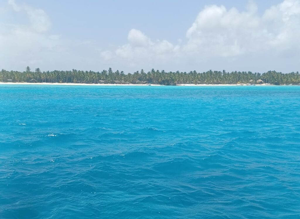 Il y a des silences que seule la mer sait raconter. Des vérités anciennes qu’elle souffle à l’oreille de celles et ceux qui prennent le temps d’écouter.